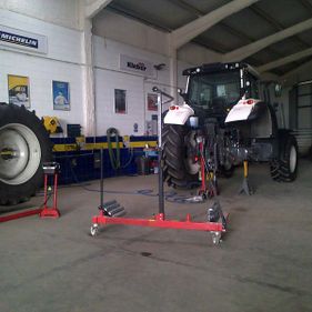Neumáticos Auxibio Antolín taller con tractor